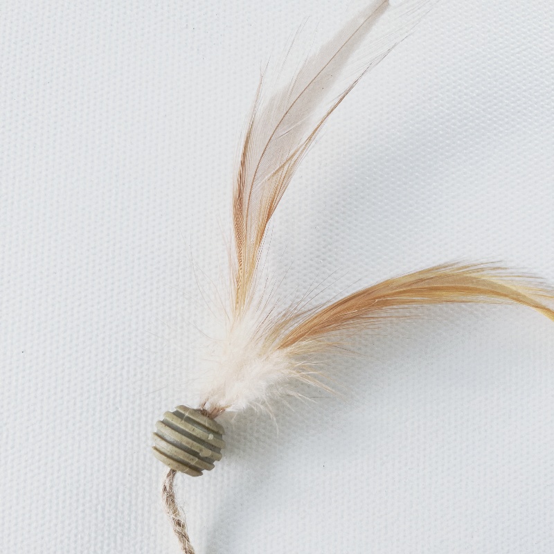  Cat Teaser Rubber Bouncy Ball with Feathers and Hemp Rope – A Lightweight Pet Toy That's Easy to Carry