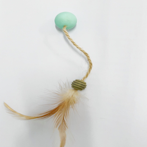 Cat Teaser Rubber Bouncy Ball with Feathers and Hemp Rope – A Lightweight Pet Toy That's Easy to Carry