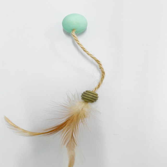  Cat Teaser Rubber Bouncy Ball with Feathers and Hemp Rope – A Lightweight Pet Toy That's Easy to Carry